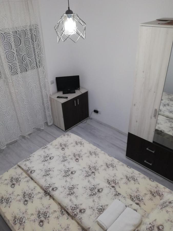 Apartament Brezoi Apartment Bagian luar foto